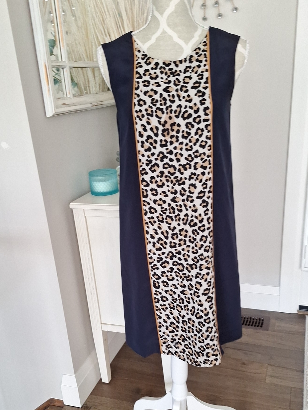 Small sleeveless Sheath dress